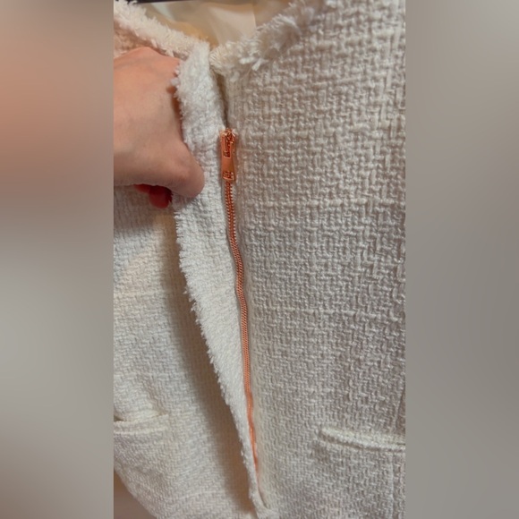 Chanel Style White Tweed Jacket Zip Front
Frayed Trim Cropped Blazer - Picture 5 of 7